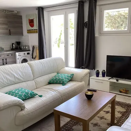 Sleeps 4 With Private Pool Апартаменты