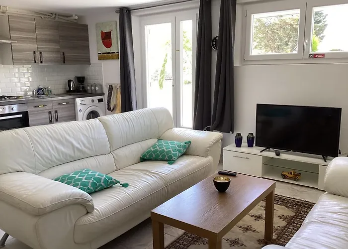 Sleeps 4 With Private Pool Apartment